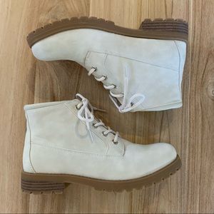 Cliffs white leather bootie